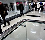 Стеклянное ограждение на фоне стеклянных перегородок в торговом центре