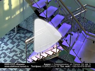 Видео: Лестница из закаленного стекла с матированными стеклянными ограждениями