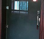 Распашныая стеклянная дверь